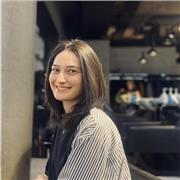 Je suis une professeure particulière d’anglais, proposant des cours adaptés aux besoins spécifiques de chaque élève